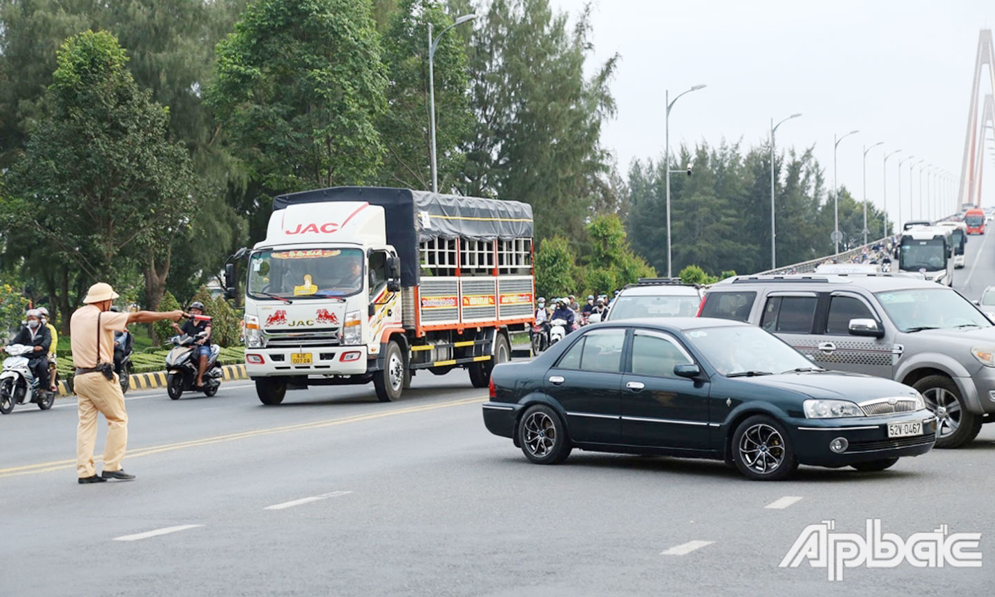 Lực lượng Cảnh sát giao thông điều tiết các phương tiện lưu thông về đường tỉnh 864 để lên cao tốc nhằm giảm tải Quốc lộ 60. Ảnh: Tuấn Lâm