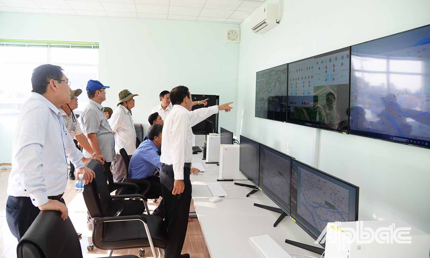 Các đại biểu khảo sát quy trình vận hành cống Phú Phong.