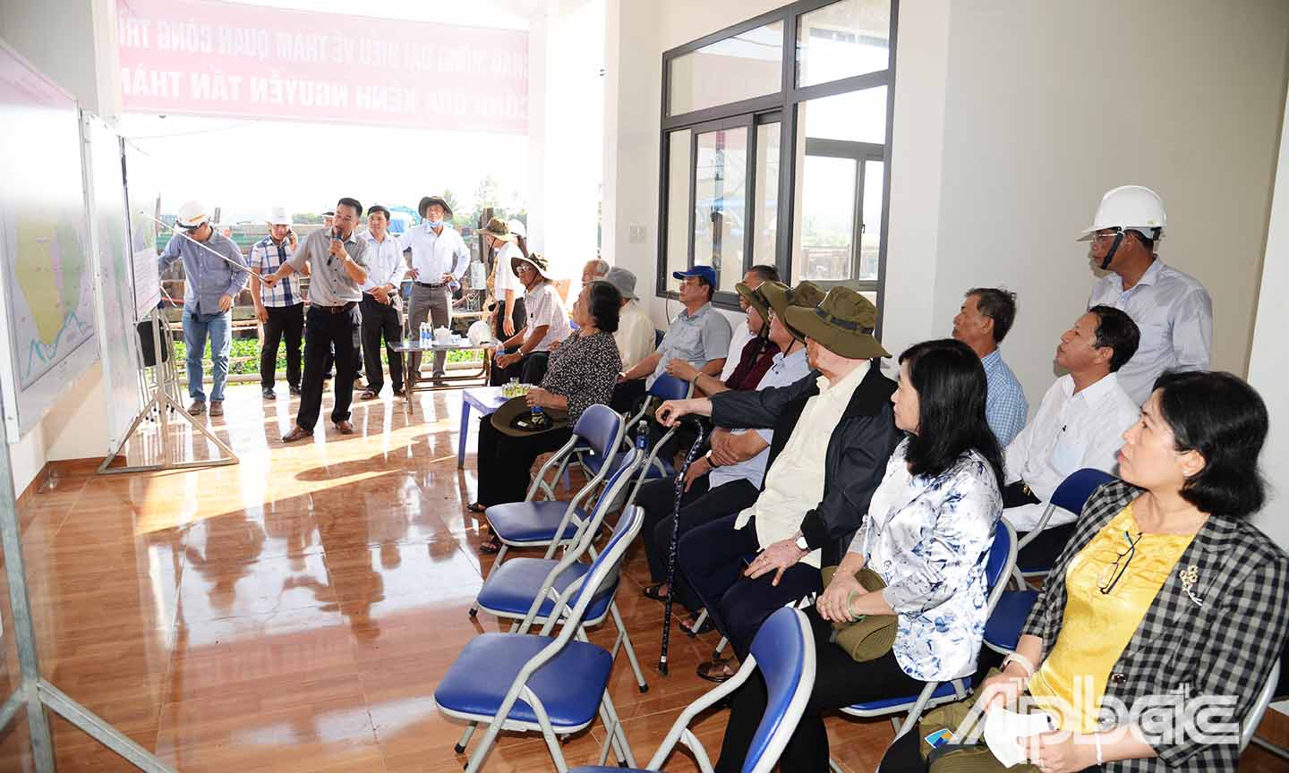 Các đại biểu khảo sát và nghe báo cáo tiến độ thực hiện Cống âu kinh Nguyễn Tất Thành.