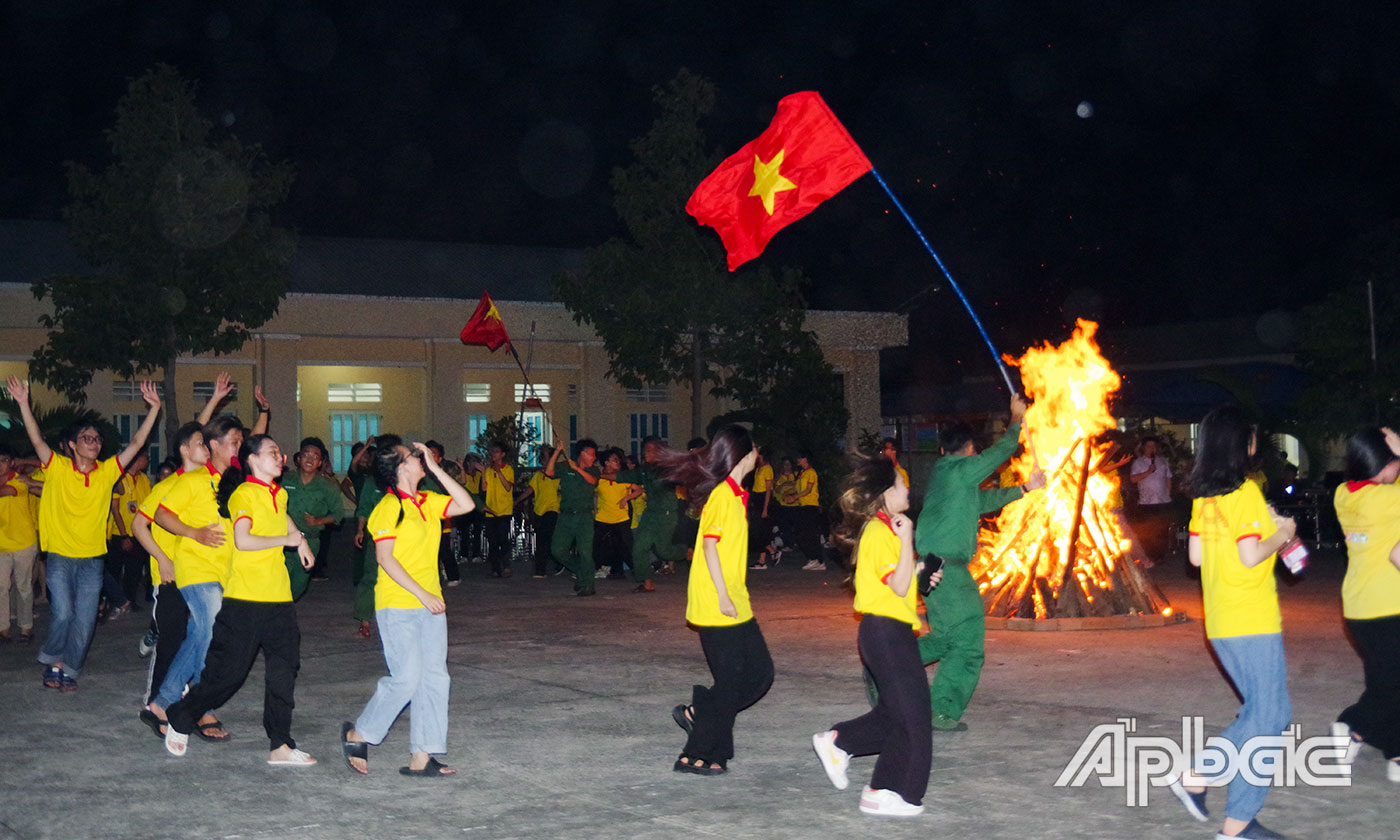 Giao lưu văn nghệ và đốt lửa trại.