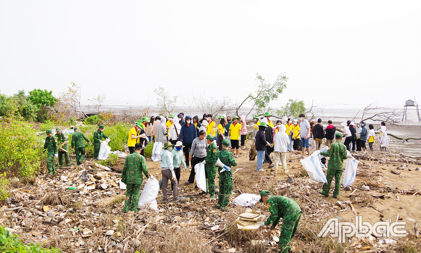 Hoạt động thu gom rác thải nhựa trên tuyến đê biển Tân Thành.