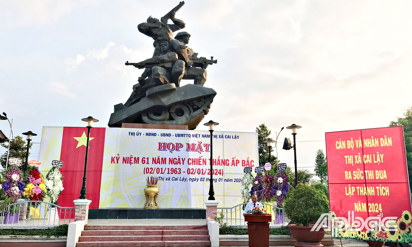 Đồng chí Trần Văn Thức, Phó Bí thư Thị ủy, Chủ tịch UBND TX. Cai Lậy ôn lại truyền thống của quân và dân Tiền Giang trong trận đánh Ấp Bắc.