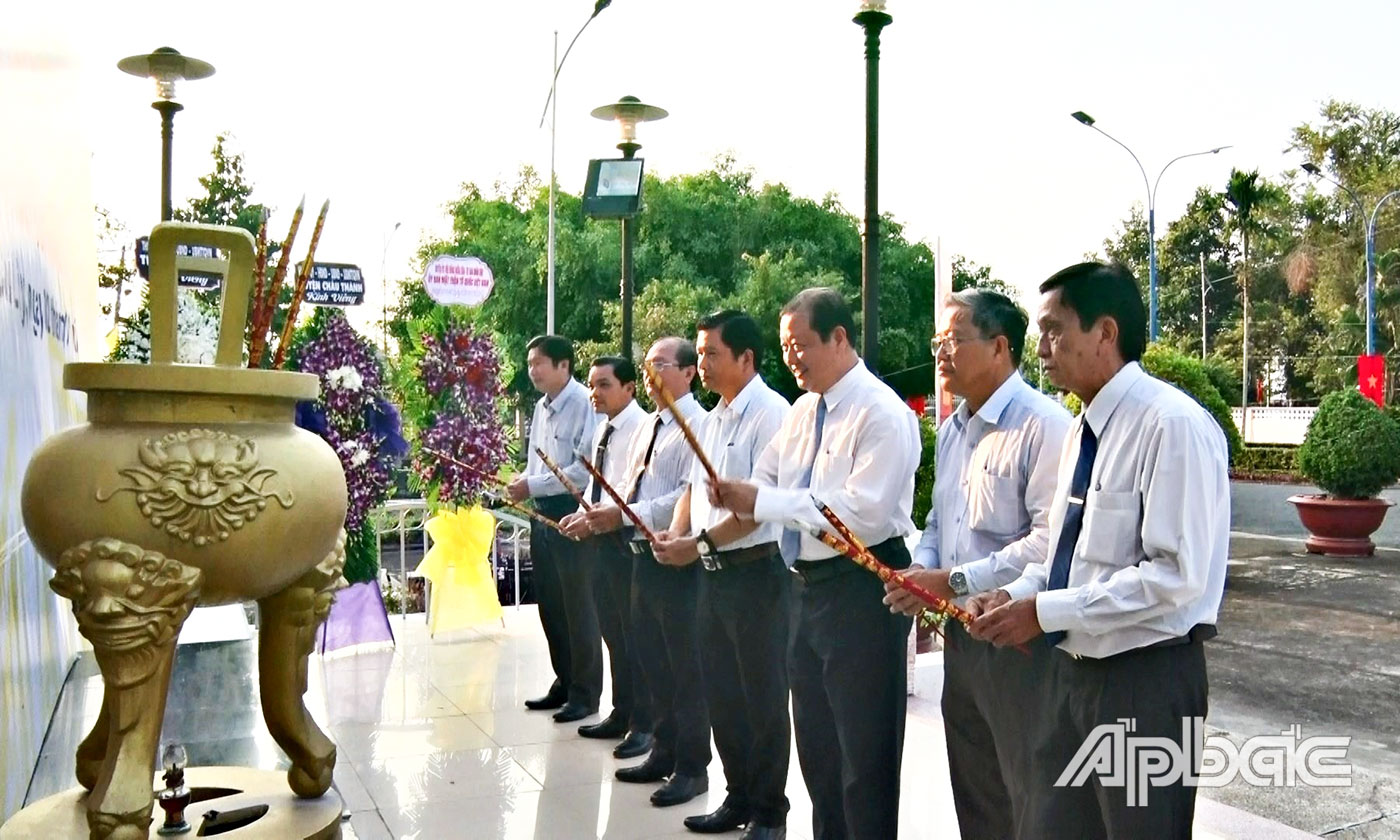  Đoàn lãnh đạo TX. Cai Lậy, huyện Châu Thành và huyện Chai Lậy thắp hương tưởng niệm niệm tại Tượng đài “Tiểu đội Gang thép”.