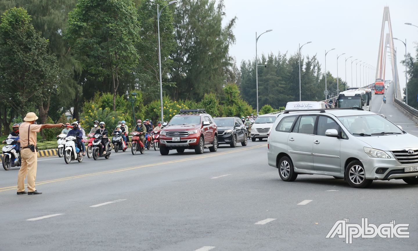 Lực lượng CSGT nỗ lực điều tiết giao thông tại điểm cầu Rạch Miễu trong dịp nghỉ Tết Dương lịch 2024.