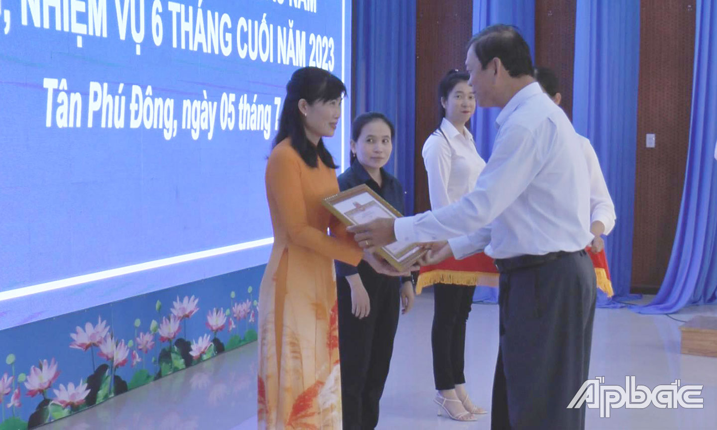 Cô Nguyên được tặng Bằng khen của Ban Chấp hành Đảng bộ tỉnh Tiền Giang vì đã có thành tích hoàn thành xuất sắc nhiệm vụ 5 năm liền (2018 - 2022).