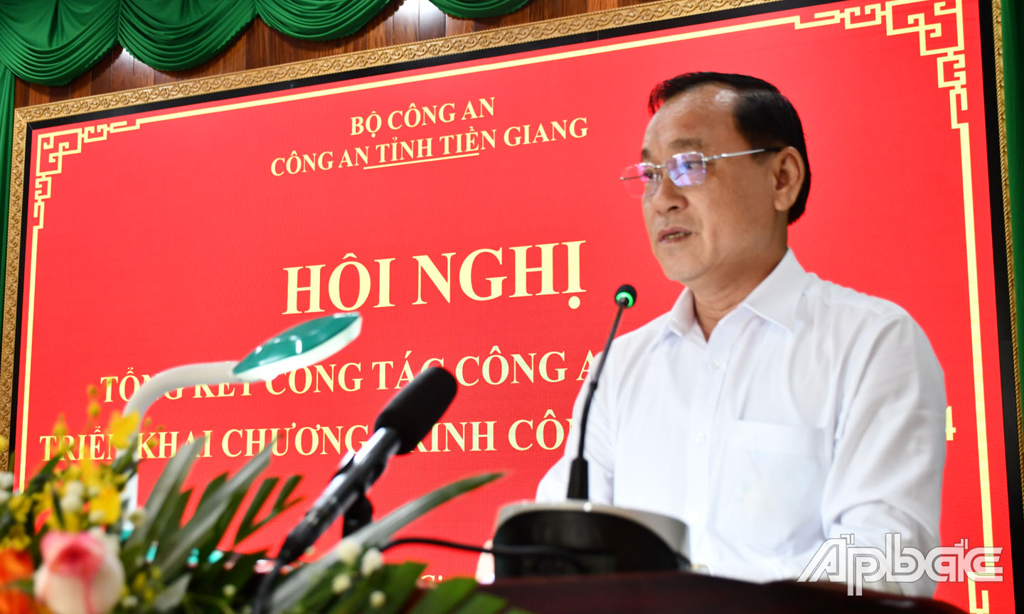 Đồng chí Nguyễn Văn Vĩnh, Phó Bí thư Tỉnh ủy, Chủ tịch UBND tỉnh phát biểu chỉ đạo tại hội nghị.