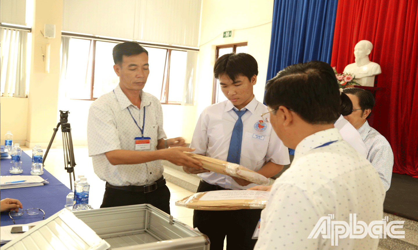 Học sinh tham dự kỳ thi kiểm tra niêm phong, bảo mật đề thi