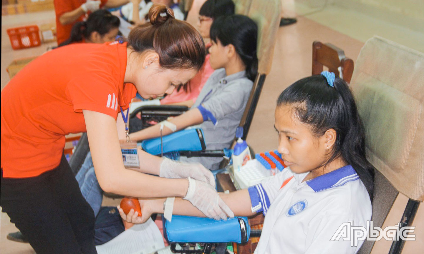 Đoàn viên, sinh viên Trường Đại học Tiền Giang tham gia hiến máu tình nguyện.                                                                                                           