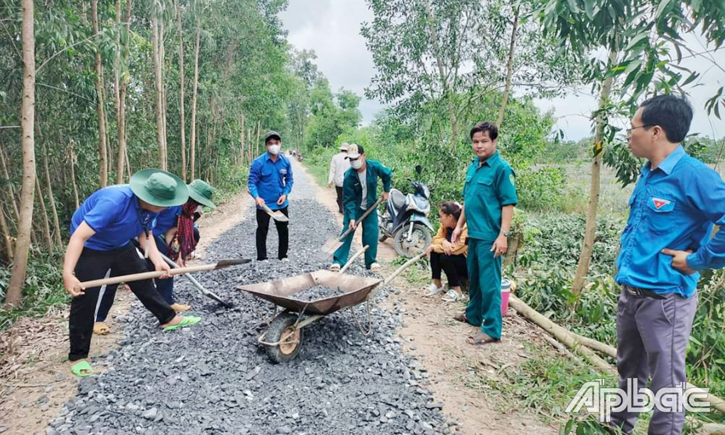 Đoàn viên, sinh viên Trường Đại học Tiền Giang tham gia trải đá, dặm vá tuyến đường Bắc Trương Văn Sanh ấp Tân Thành, xã Tân Hòa Đông, huyện Tân Phước.