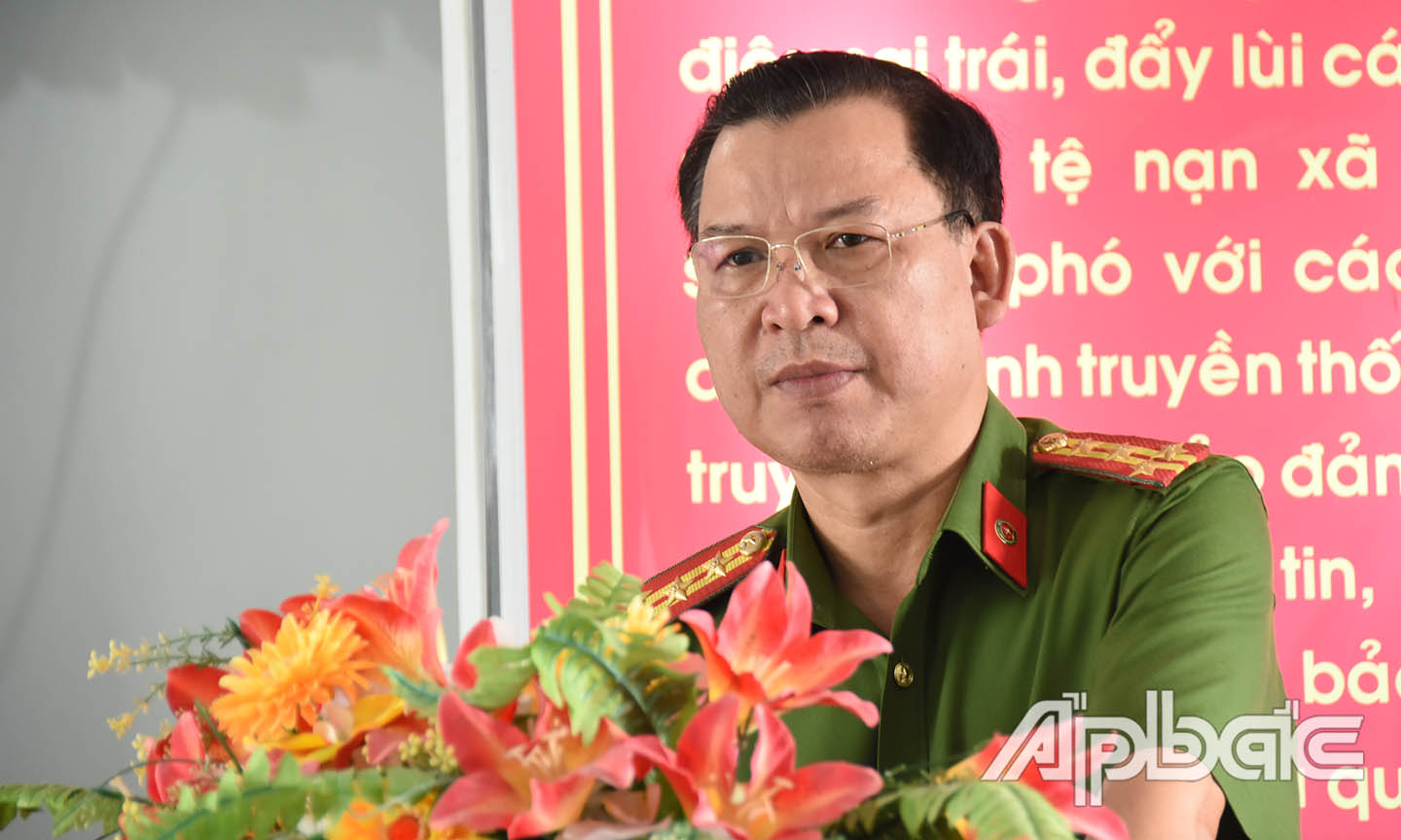 Đại tá Nguyễn Văn Lộc, Phó Giám đốc Công an tỉnh phát biểu tại hội nghị.