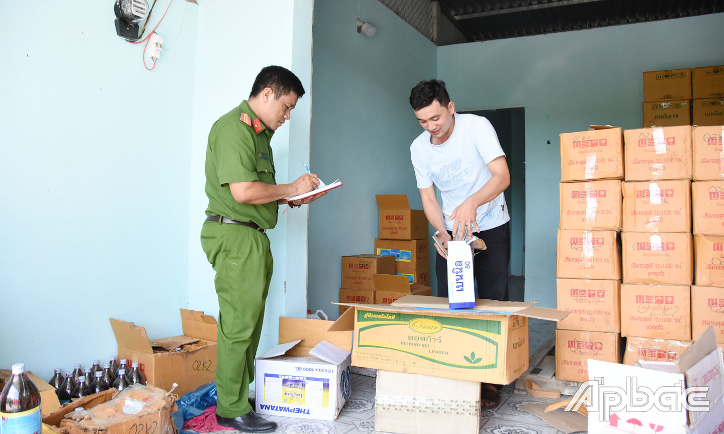 Lực lượng Công an kiểm tra kho chứa thuốc bảo vệ thực vật tại ấp Hòa Quí, xã Hòa Khánh, huyện Cái Bè. Ảnh - Lê Hoài