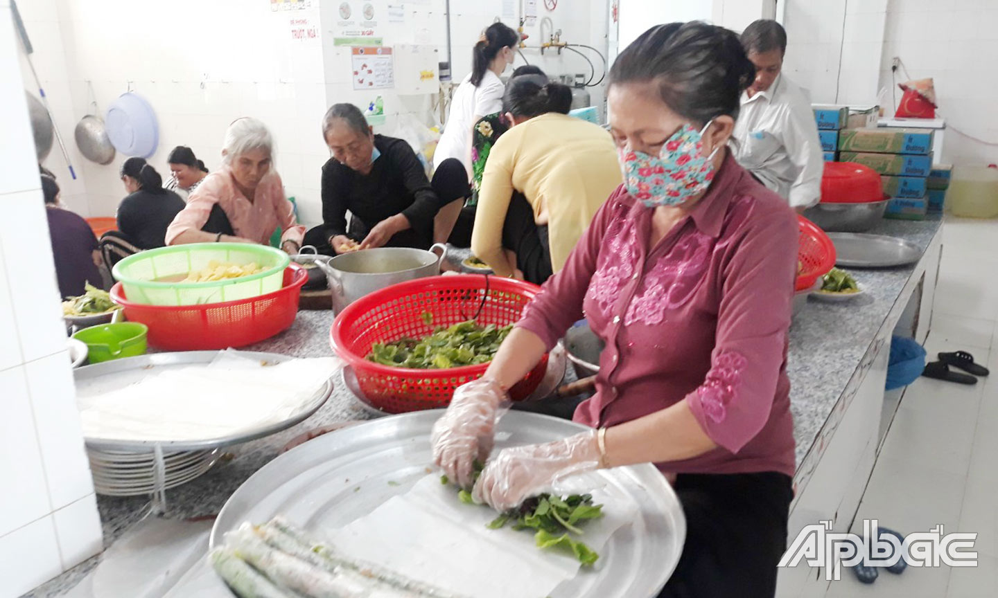 Các cô, chú tình nguyện viên hỗ trợ việc nấu ăn tại bếp ăn tình thương ở Bệnh viện Tâm thần  Tiền Giang.