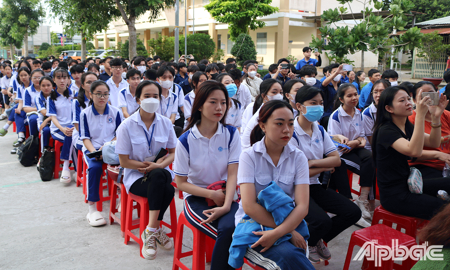 Các học sinh, sinh viên tham dự ngày hội. 