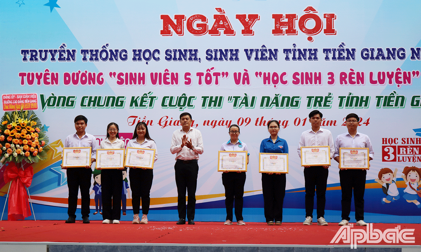 Bí thư Tỉnh đoàn Tiền Giang Nguyễn Quang Minh trao Bằng khen sinh viên 5 tốt cho 11 sinh viên