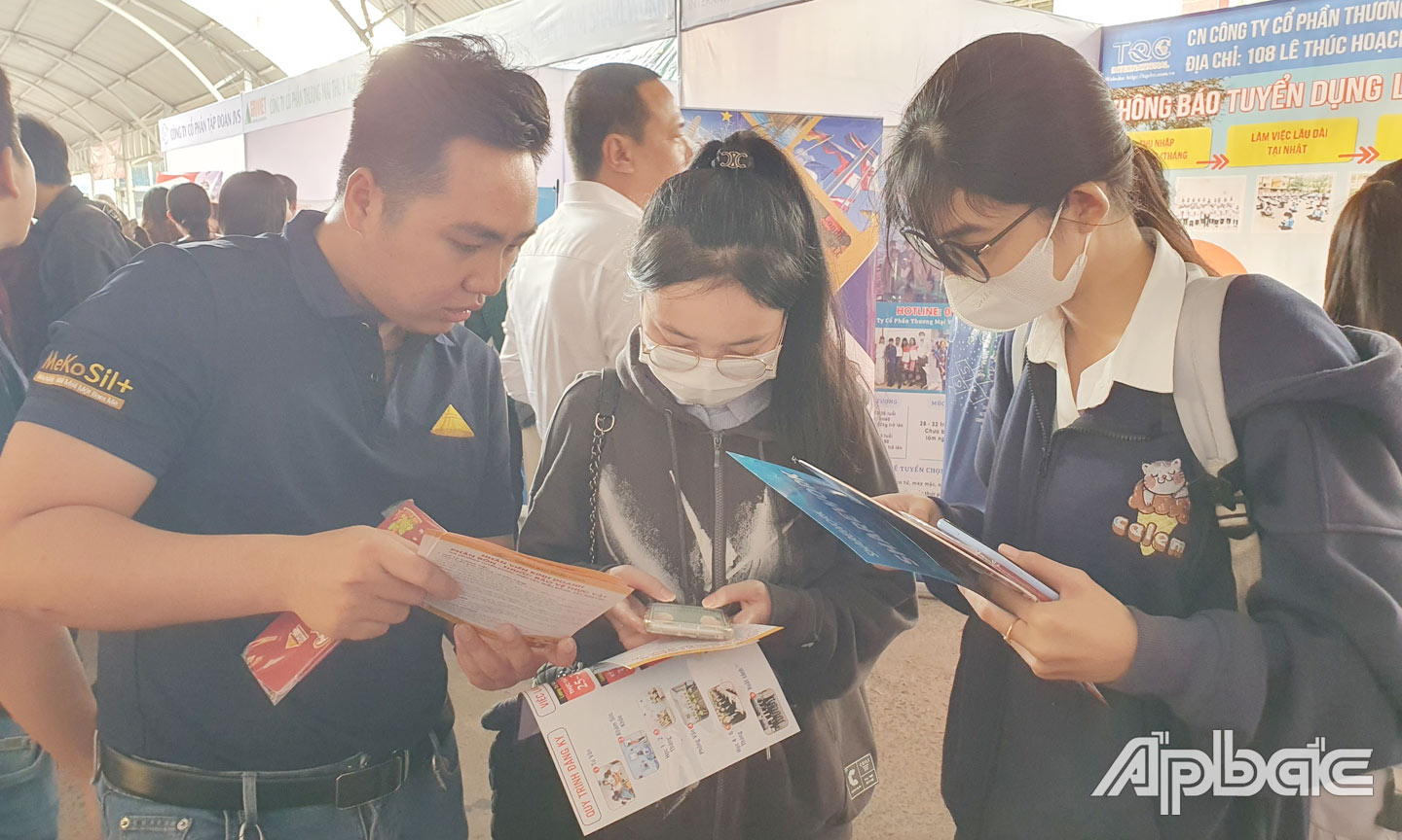 Sinh viên, người lao động tìm hiểu thị trường lao động, việc làm tại Ngày hội Tuyển dụng, việc làm năm 2024 vừa mới được tổ chức vào ngày 5-1-2024. 