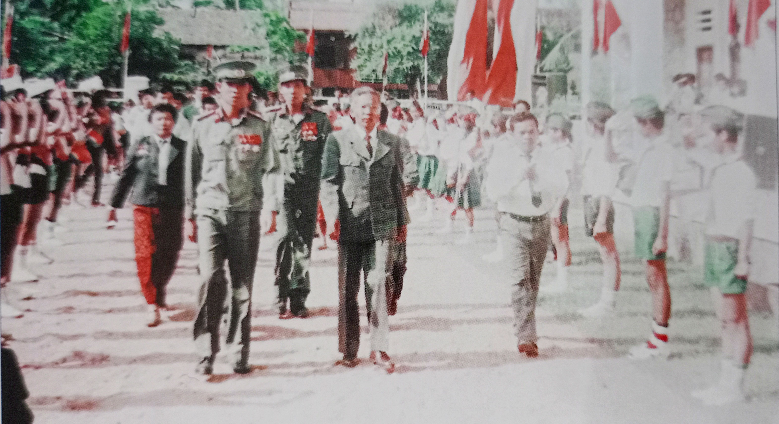 Tỉnh ủy, UBND, Tỉnh đội Pursat tổ chức Lễ mít tinh cùng nhân dân tiễn Đoàn Quân sự 9903 về nước (25-9-1989).  Ảnh: T.N.