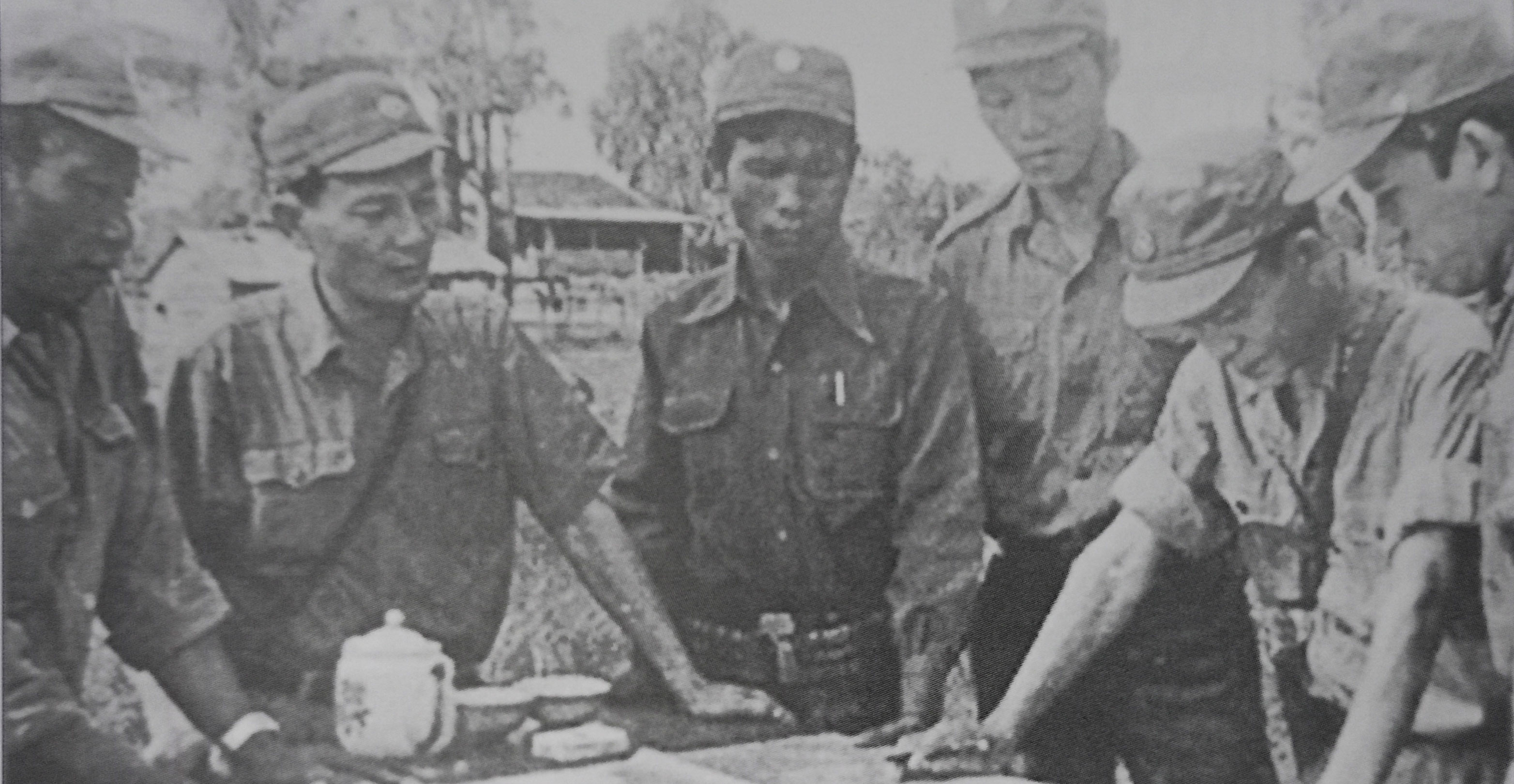 Đồng chí Phan Thanh Tân (thứ 2 từ phải sang) kiểm tra công tác chuẩn bị chiến đấu của Tiểu đoàn Ấp Bắc tại huyện Krakor (tỉnh Pursat) trong chiến dịch mùa khô năm 1986.                                                                                     Ảnh: T.N