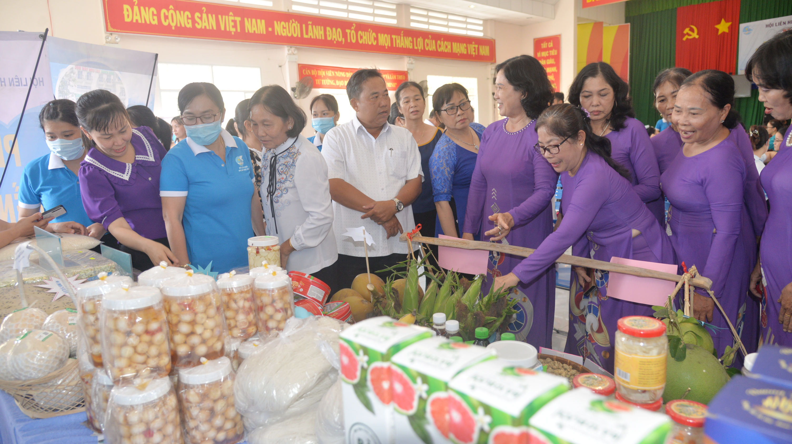 Giới thiệu, trưng bày các sản phẩm đặc trưng của huyện Chợ Gạo.