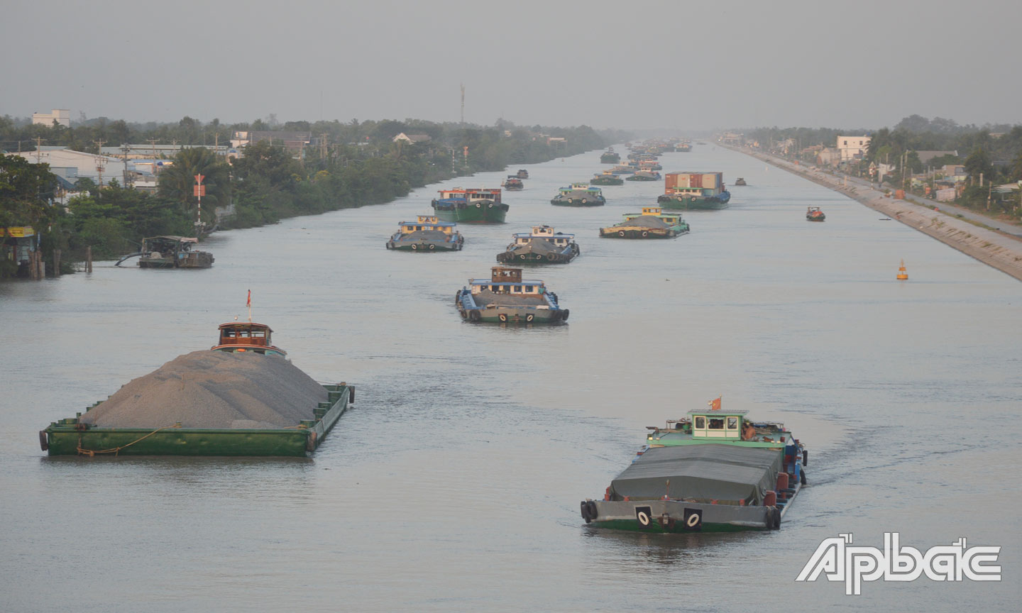 Kinh Chợ Gạo được nâng cấp, mở rộng giúp việc lưu thông của các phương tiện giao thông thủy thuận lợi hơn. 