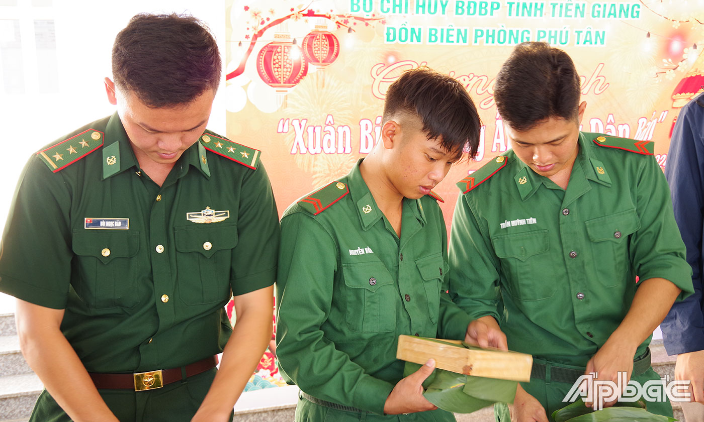 Hoạt động gói bánh chưng.