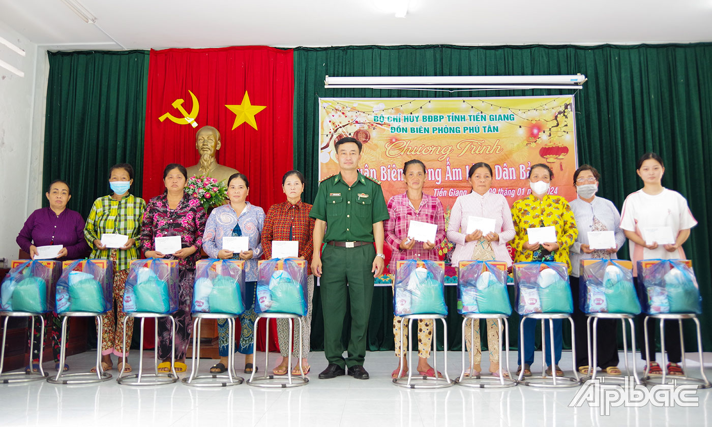 Thượng tá Nguyễn Quốc Thanh, Phó Chính ủy Bộ đội Biên phòng Tiền Giang tặng quà cho các hộ gia đình có hoàn cảnh khó khăn trên địa bàn.