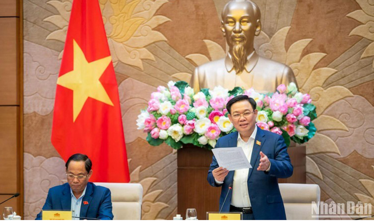 NA Chairman Vuong Dinh Hue speaks at the working session. (Photo: NDO).