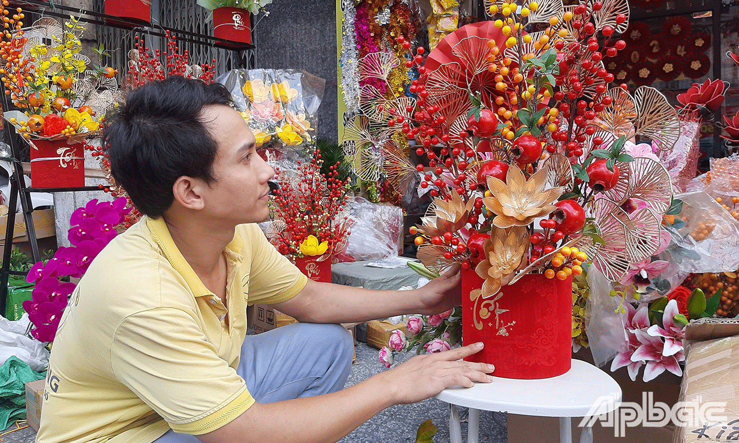 Các mặt hàng đồ trang trí tết được các cửa hàng trưng bày đẹp mắt, phục vụ nhu cầu mua sắm trang trí nhà cửa đón tết