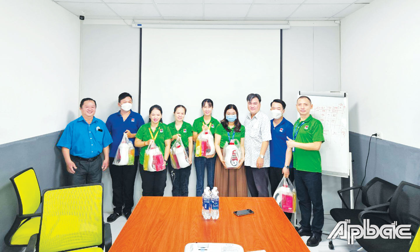 Chủ tịch CĐ các Khu công nghiệp tỉnh Đặng Văn Chiến (thứ 3 bên phải qua) thăm hỏi, tặng quà ĐV, NLĐ Công ty TNHH Công nghệ điện tử Gaokerun Việt Nam dịp Tết Nguyên đán 2024.    Ảnh: LÝ OANH