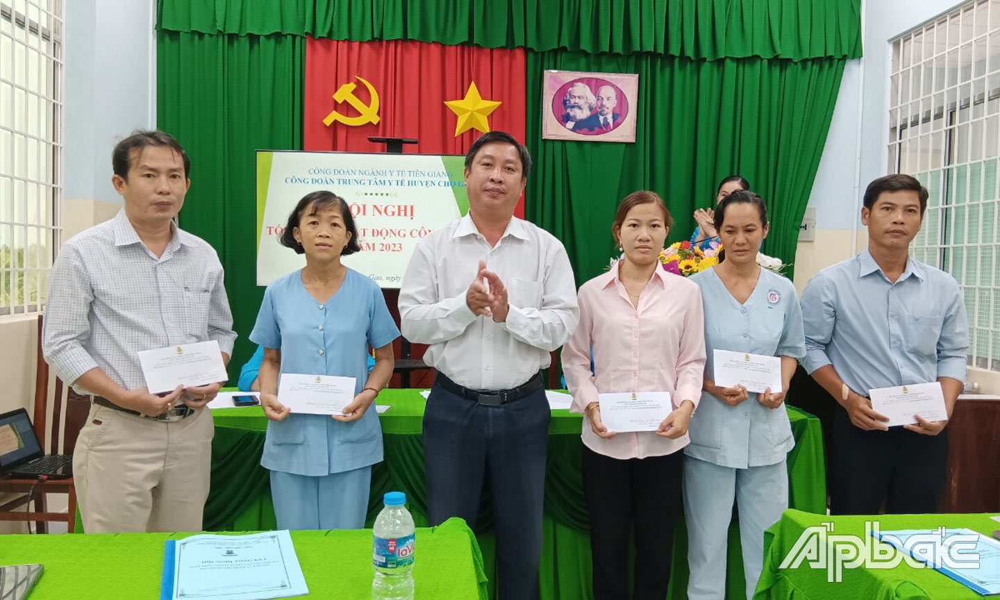 Công đoàn ngành Y tế trao quà cho đoàn viên, người lao động có hoàn cảnh  khó khăn, bệnh hiểm nghèo nhân dịp Tết Giáp Thìn 2024 tại CĐCS Trung tâm  Y tế huyện Chợ Gạo.