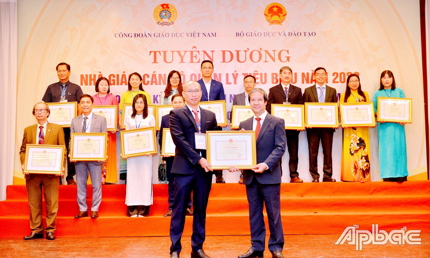 TS. Thắng (hàng đầu, bên trái) được vinh danh tại “Lễ tuyên dương nhà giáo, cán bộ quản lý tiêu biểu” năm 2023. 