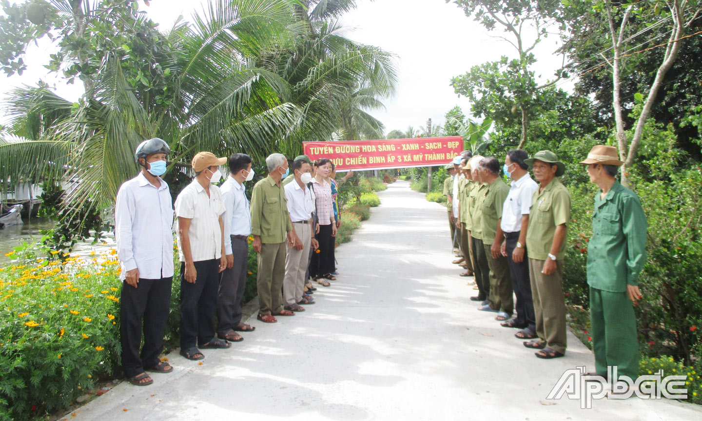 Hội CCB ấp 3, xã Mỹ Thành Bắc ra mắt mô hình “Tuyến đường sáng - xanh - sạch - đẹp”.