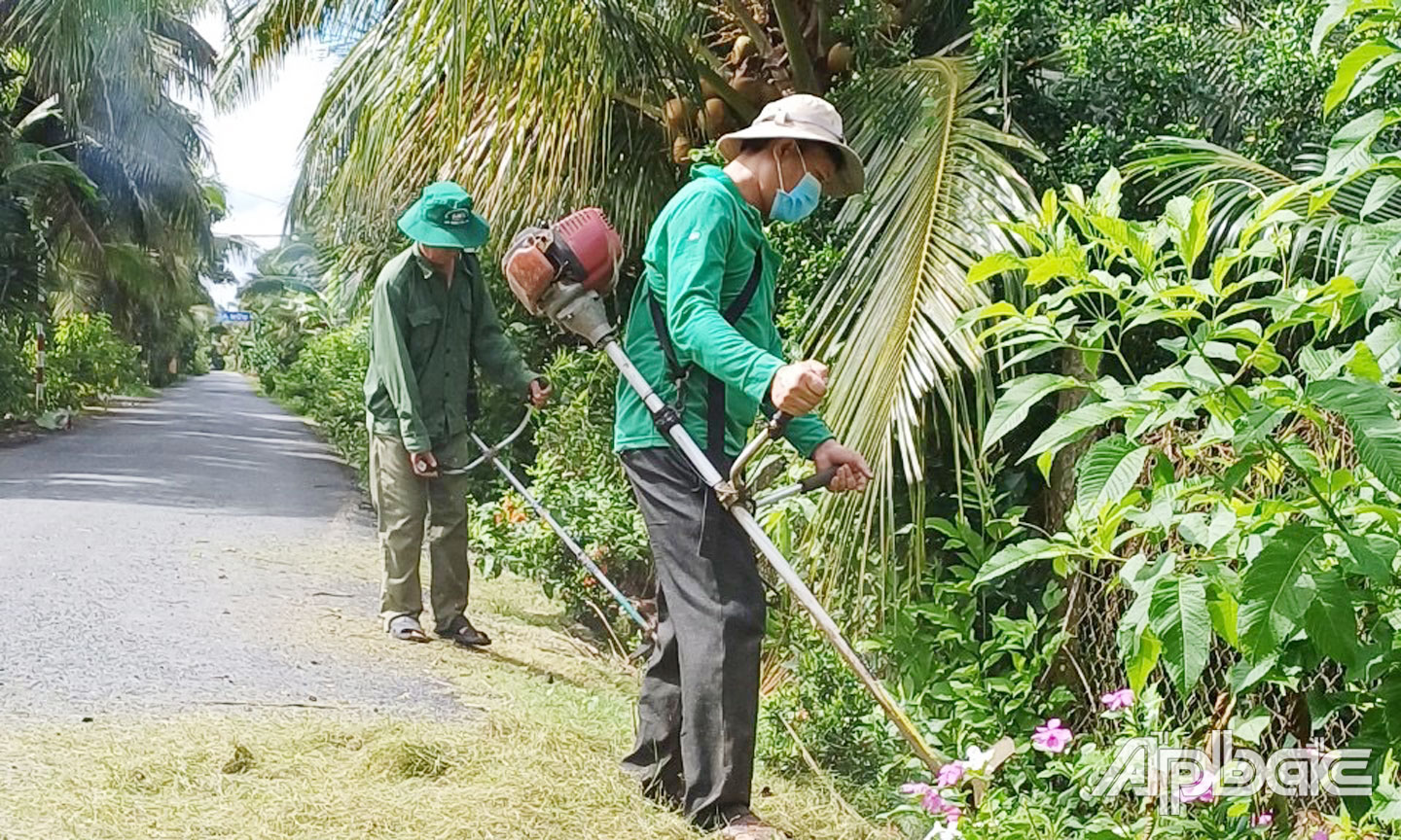 Hội viên CCB xã Hữu Đạo tham gia dọn dẹp, vệ sinh môi trường.