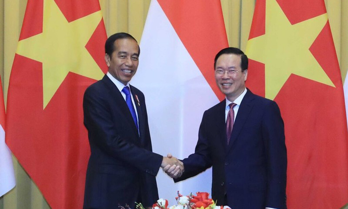 Indonesian President Joko Widodo (L) and President Vo Van Thuong. (Photo: VNA).