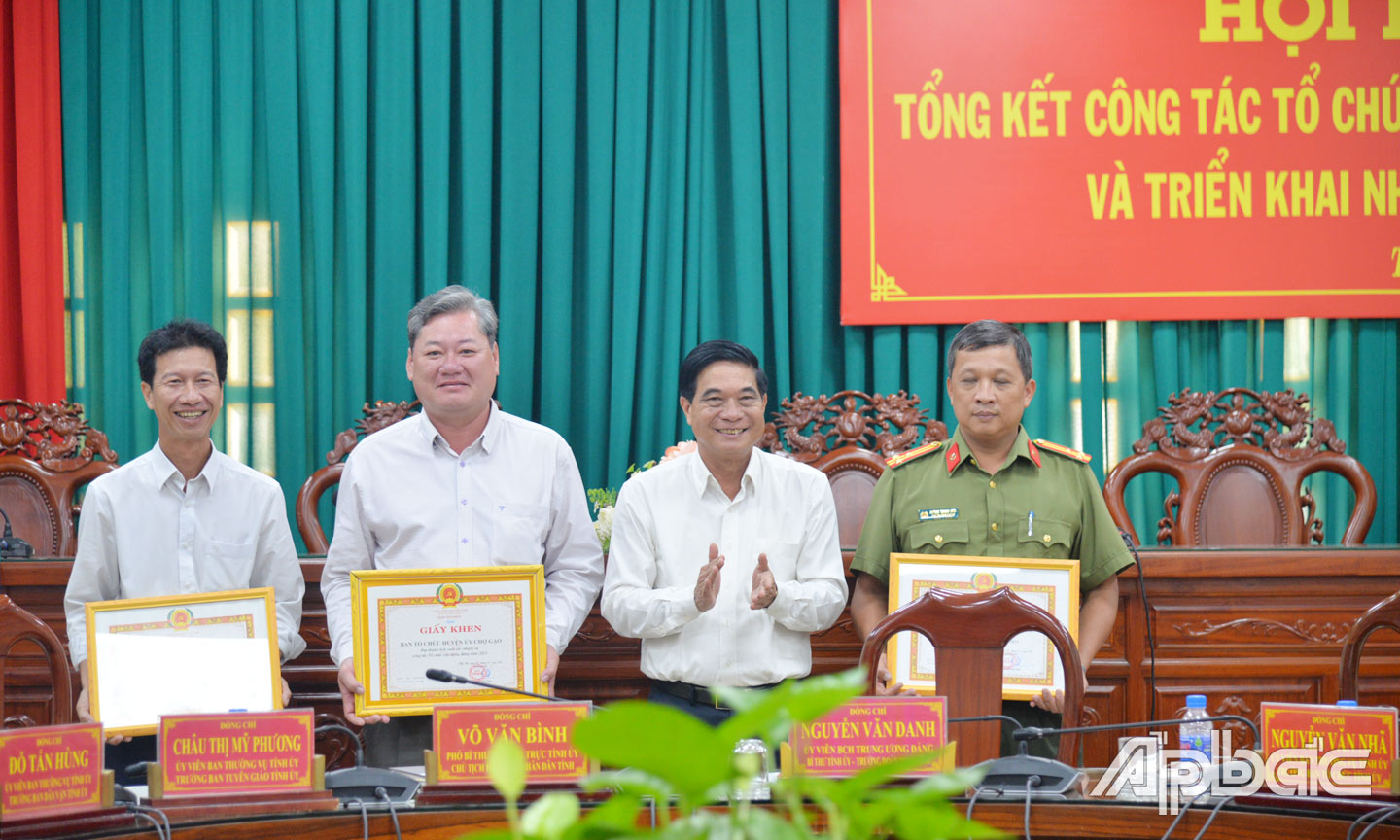 Ban Tổ chức Tỉnh uỷ trao giấy khen cho ban tổ chức cấp uỷ cơ sở có thành tích trong năm 2023