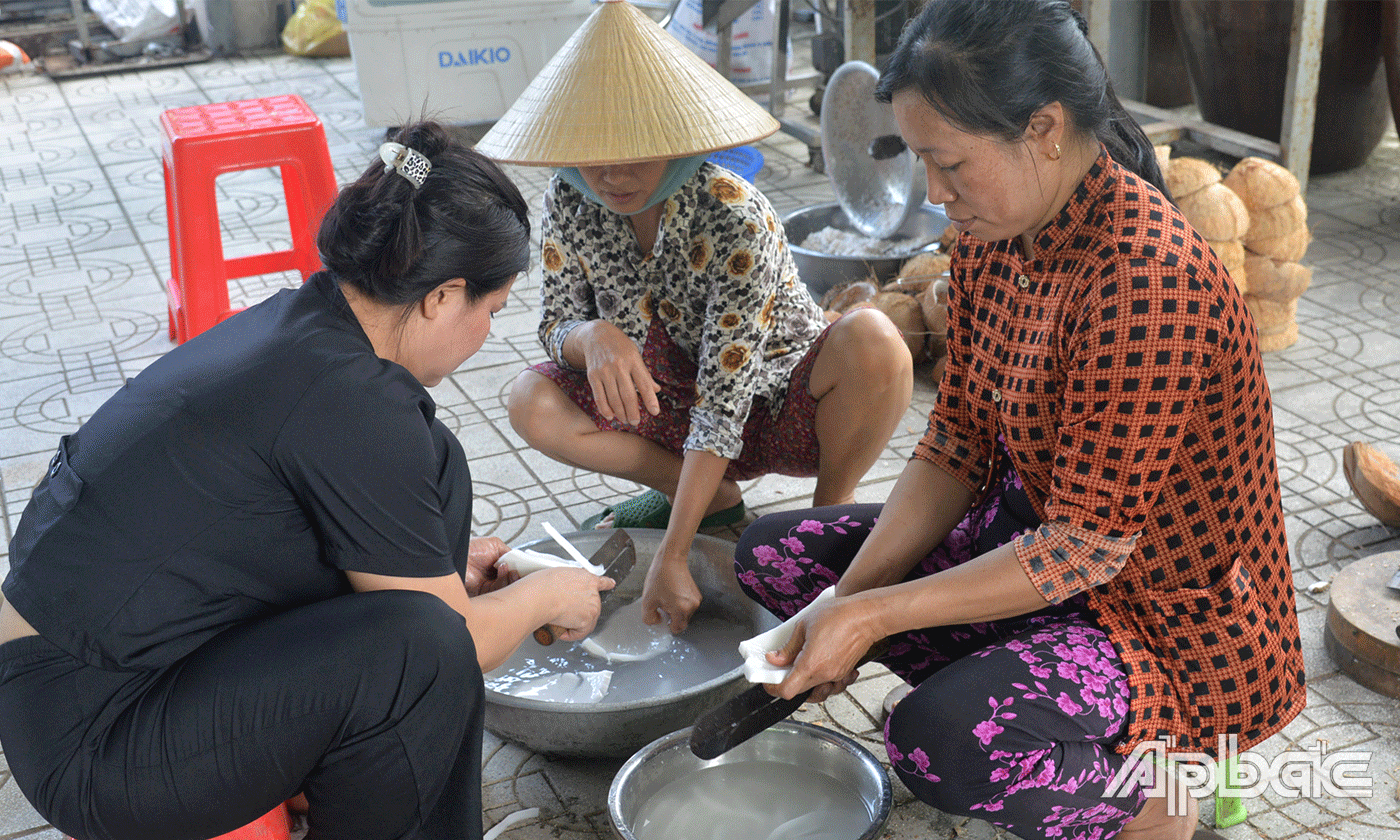 Cơ sở của chị Lắm đã tạo việc làm cho nhiều người.