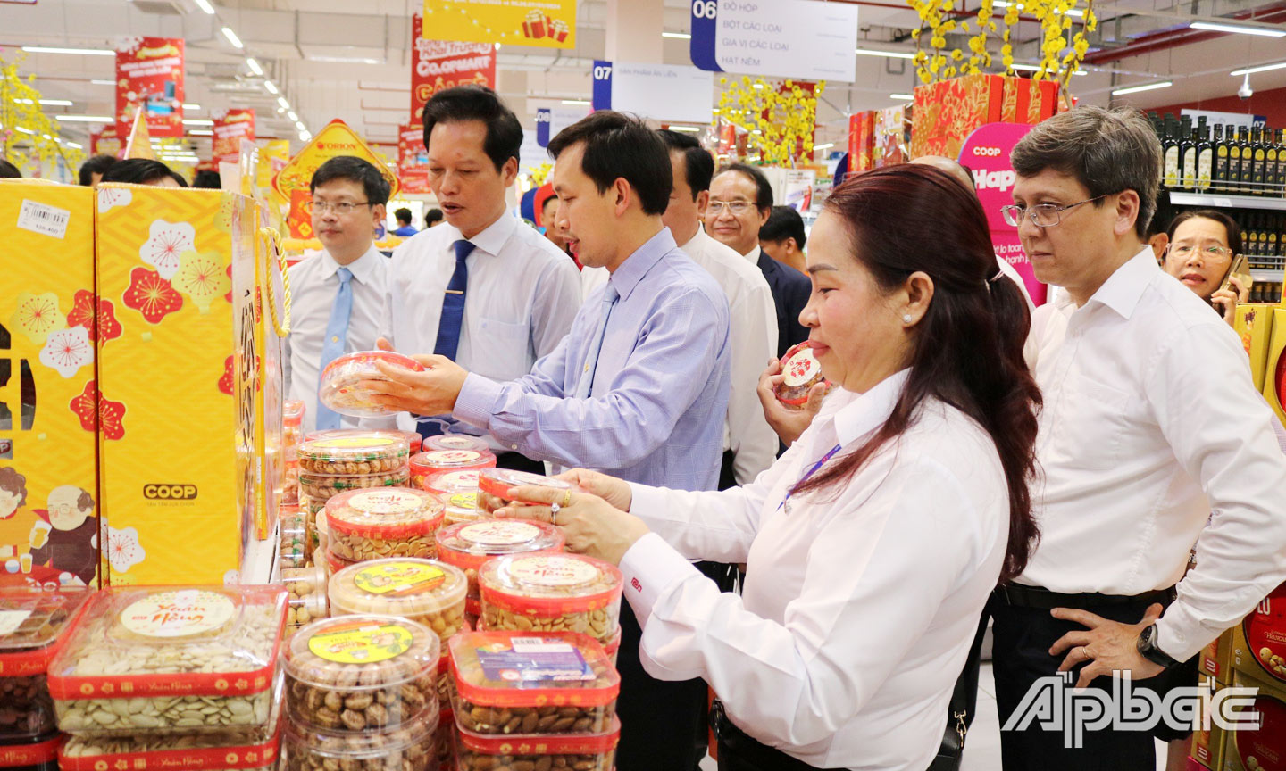  Vừa qua, Trung tâm Thương mại SenseMarket Cái Bè và Co.opmart Cái Bè đã khai trương đi vào hoạt động tại thị trấn Cái Bè, góp phần thúc đẩy  thương mại - dịch vụ của huyện Cái Bè tiếp tục phát triển.                                                                                                                                                                                               Ảnh Lý Oanh