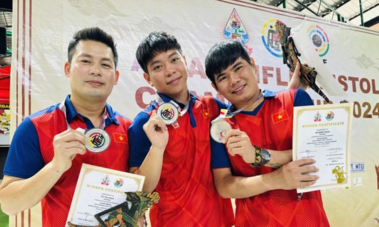 The Vietnamese trio at 2024 Asian Shooting Championships (Photo: VNA)