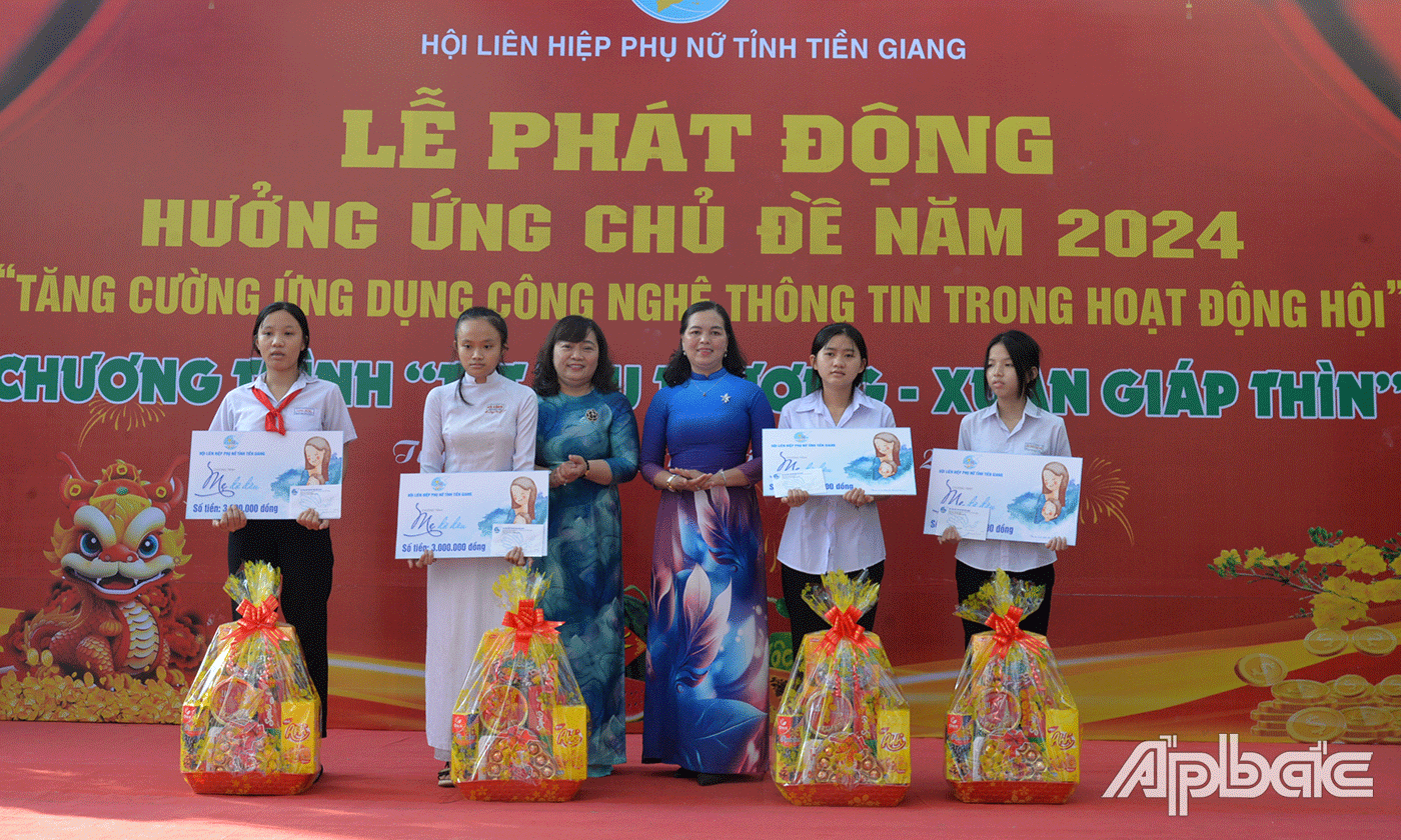 Hội LHPN tỉnh trao học bổng cho trẻ mồ côi, khó khăn.