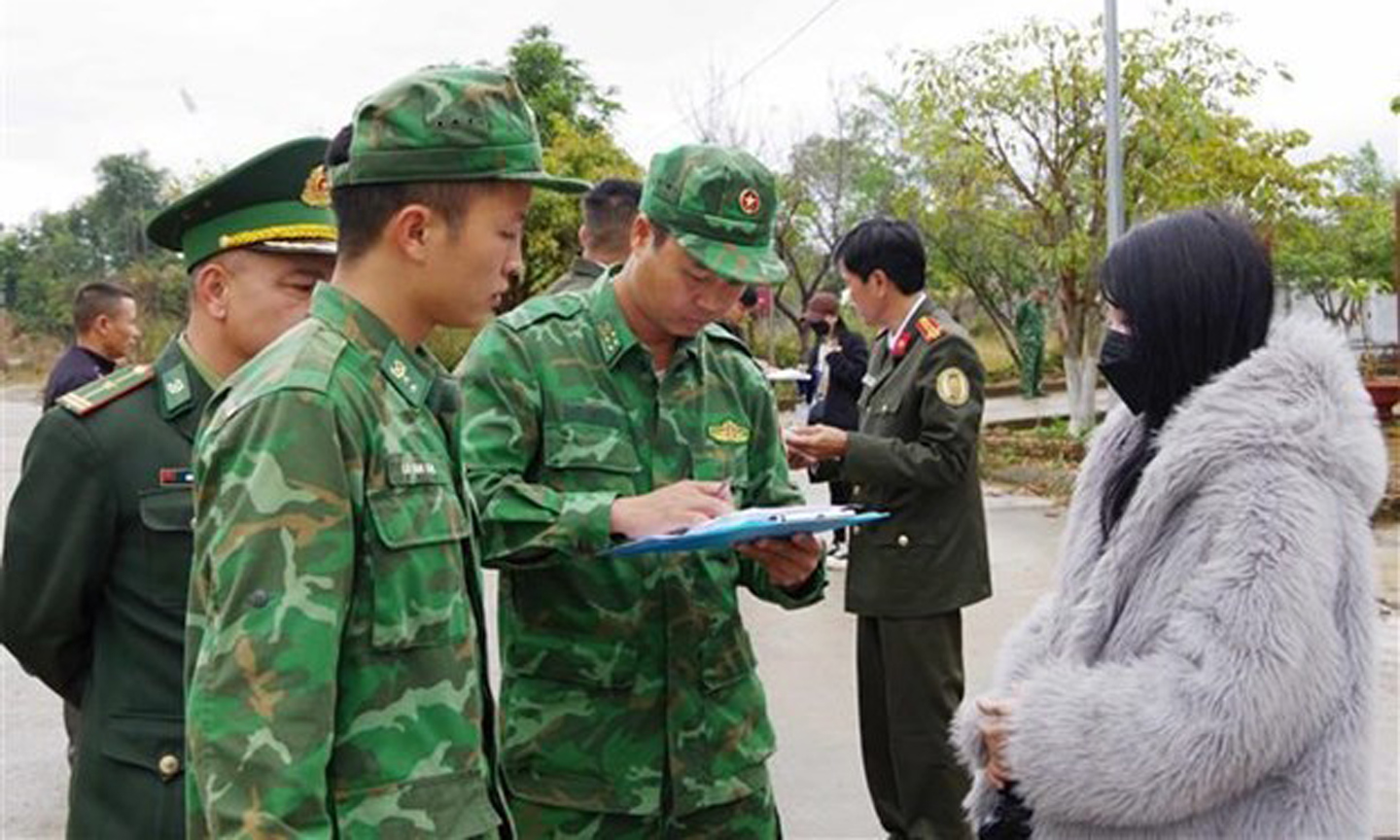 Vietnamese citizens are handed over at Tay Trang international border gate (Photo: VNA).