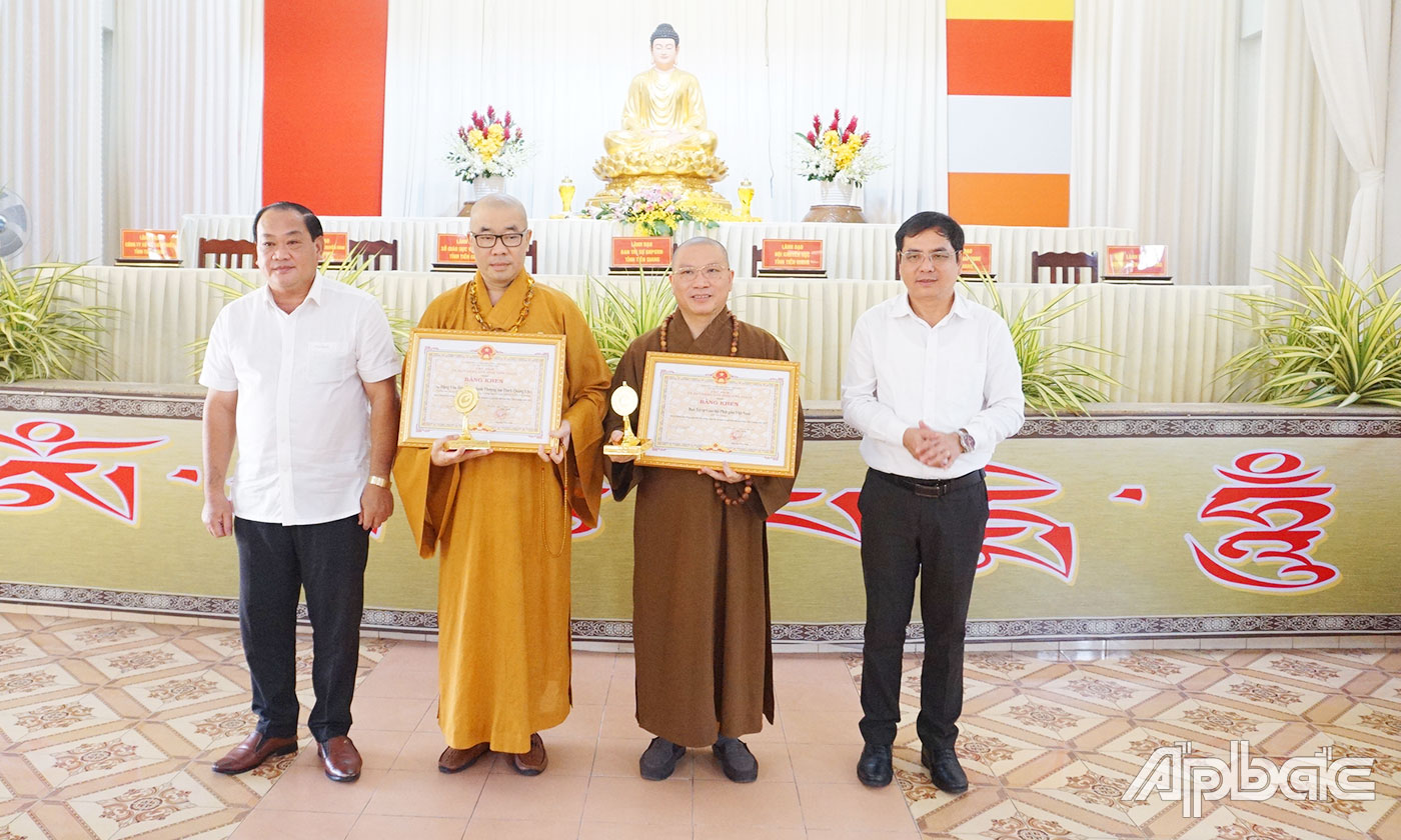 Đồng chí Nguyễn Sĩ Hùng, Giám đốc Đài PT-TH Tiền Giang và Nguyễn Phương Toàn, Phó Giám đốc Sở Giáo dục và Đào tạo trao Bằng khen của Chủ tịch UBND tỉnh cho tập thể và cá nhân đã có thành tích đóp góp trong công tác an sinh xã hội trên địa bàn tỉnh