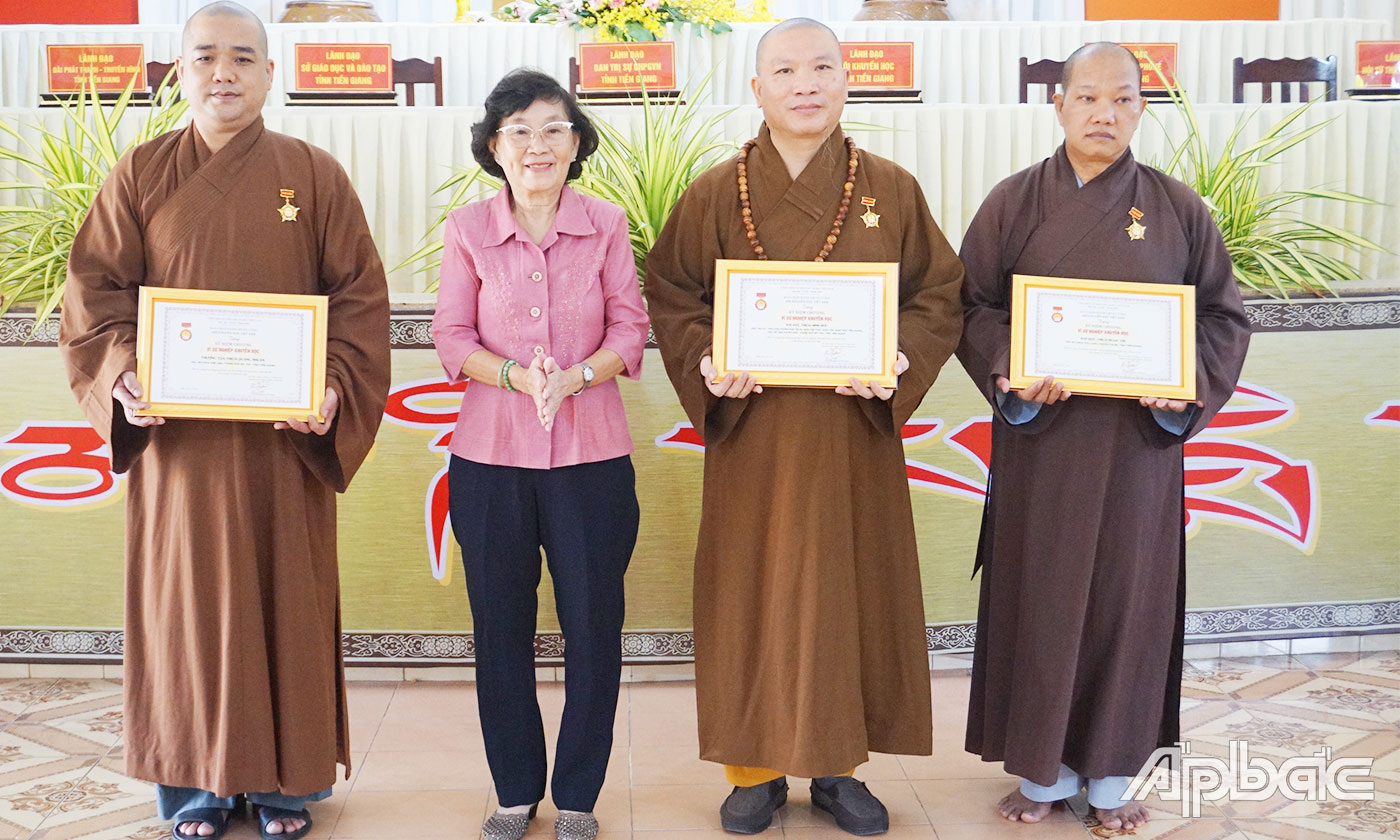 Đồng Thị Bạch Tuyết, Chủ tịch Hội Khuyến học tỉnh Tiền Giang trao Bằng khen, Kỷ niệm chương vì sự nghiệp khuyến học cho các cá nhân và tập thể