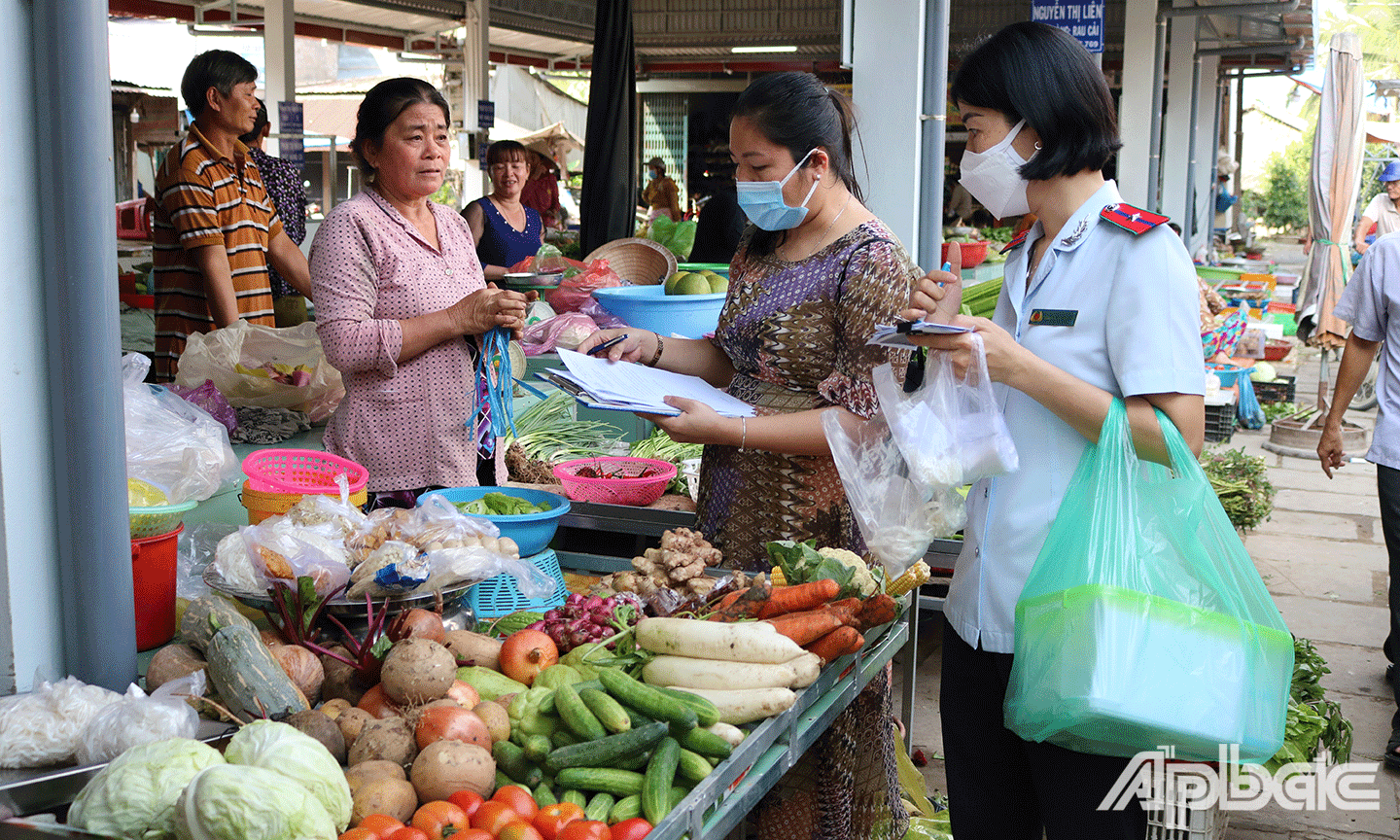 Lấy mẫu và test nhanh thực phẩm tại chợ