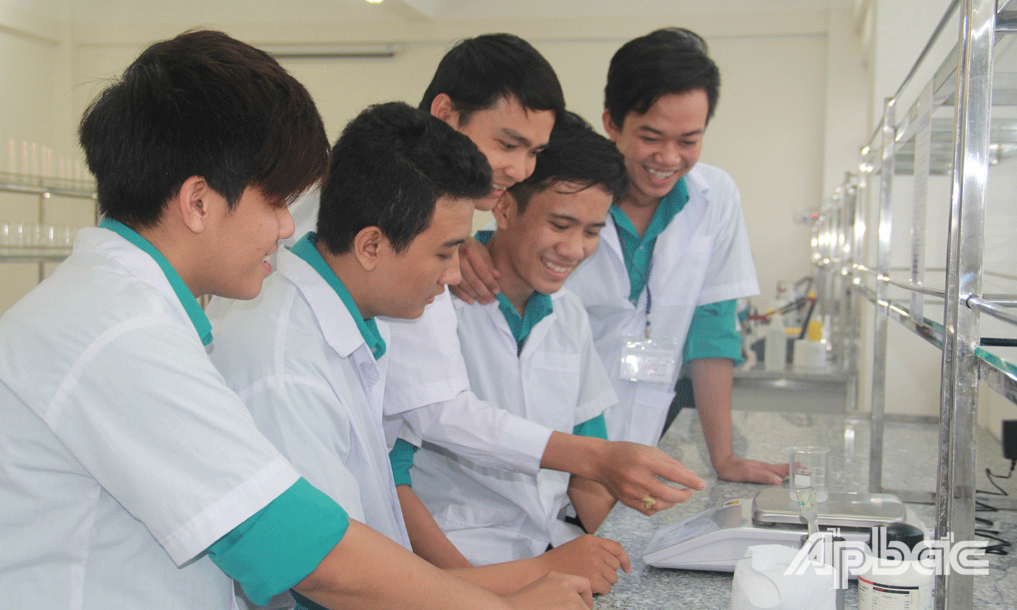 Sinh viên Trường Đại học Tiền Giang trong giờ thực hành. 