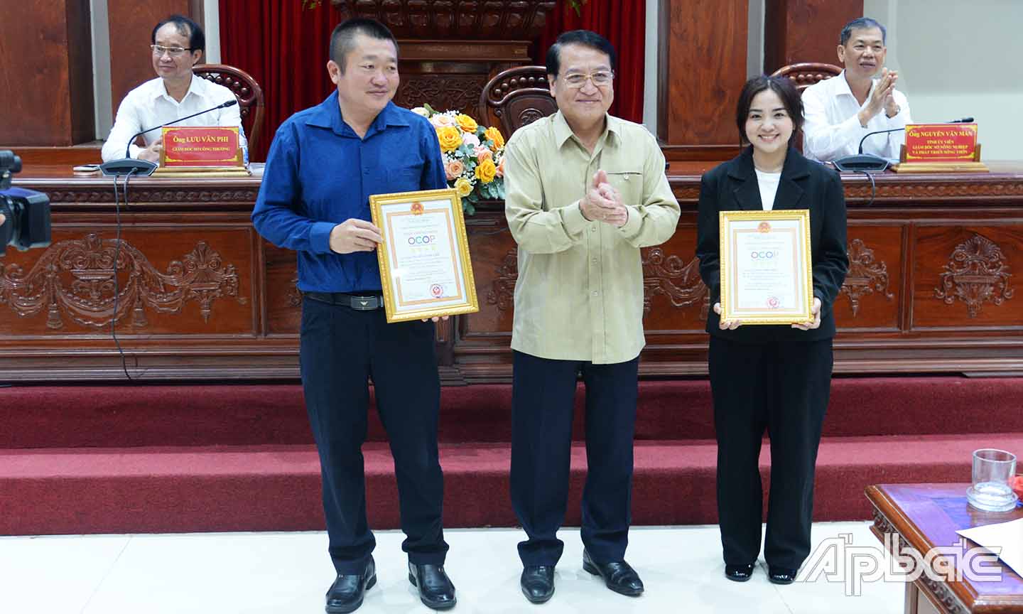 Đồng chí Phạm Văn Trọng, Phó Chu tịch UBND tỉnh (giữa) trao bằng chứng nhận OCOP hạng 4 sao cho đại diện hai chủ thể sản xuất.