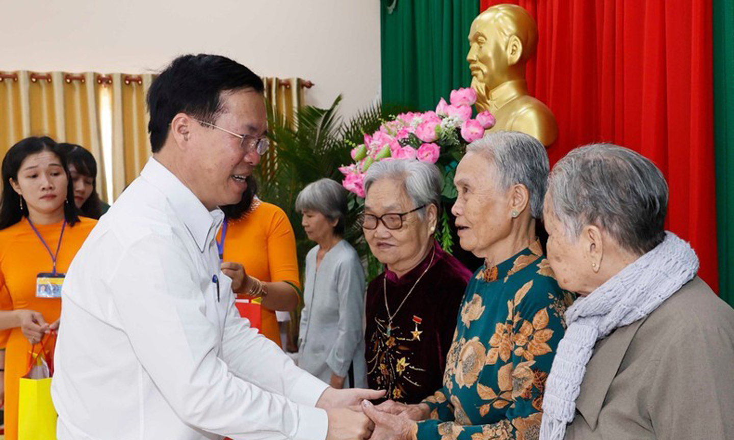 ABO/NDO- President Vo Van Thuong on January 19 visited and presented gifts to social policy beneficiaries and workers in Tra On district in the Mekong Delta province of Vinh Long, ahead of the Lunar New Year (Tet) Festival.