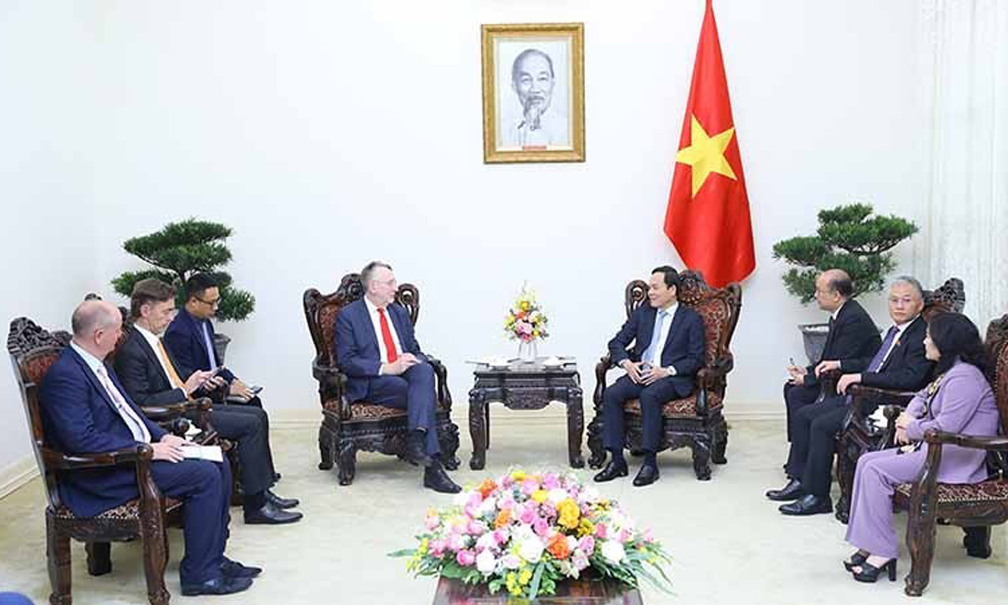 Deputy Prime Minister Tran Luu Quang receives Chairman of the Committee on International Trade (INTA) at the European Parliament Bernd Lange in Hanoi on January 18. (Photo: VNA).