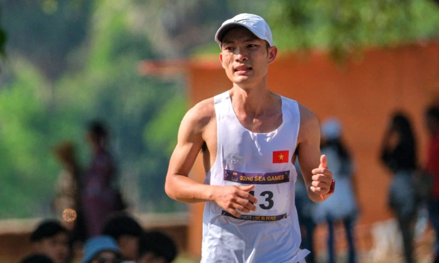 Hoàng Nguyên Thanh trên đường chạy marathon tại SEA Games 32. (Ảnh: NAM TRẦN)