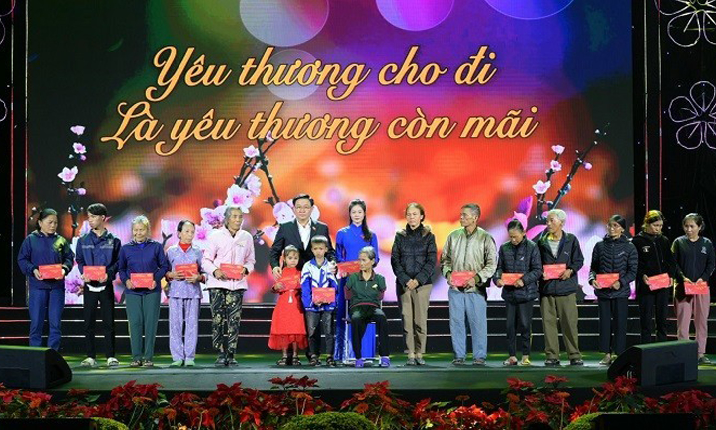 National Assembly Chairman Vuong Dinh Hue presents gifts to the poor in Nghe An Province.