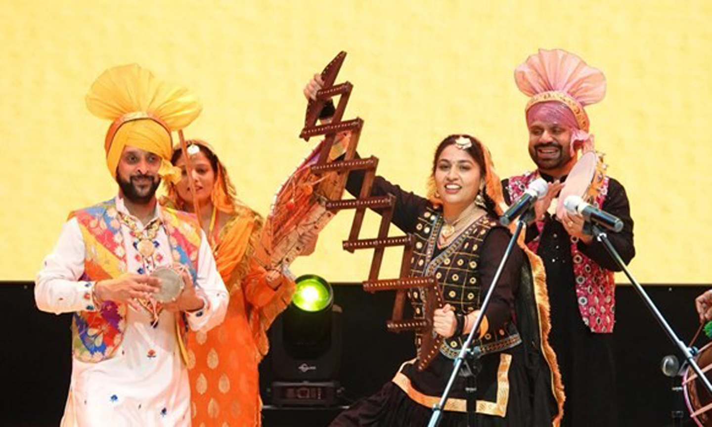 Punjabi dance troupe (Photo: thanhnien.vn).