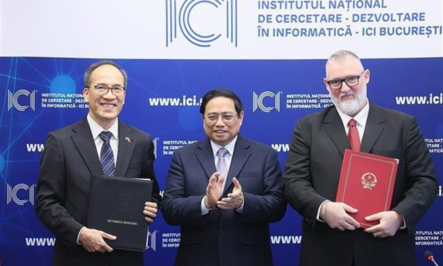 ICI Bucharest and the Vietnam National Institute of Digital Technology and Digital Transformation exchange a Memorandum of Understanding on cooperation in the witness of Prime Minister Pham Minh Chinh. (Photo: VNA).